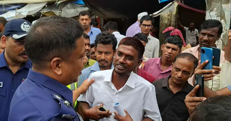 সচেতনতামূলক লিফলেট বিতরণের সময়